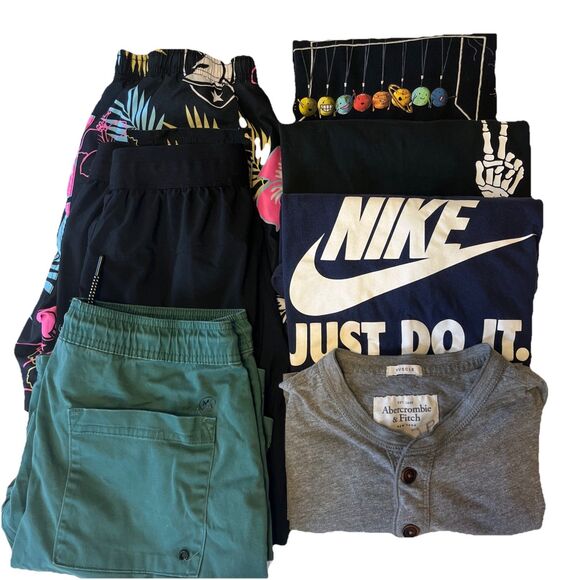 Lot of Men’s Small Clothes 7 Pieces Tshirts / Shorts. Nike / Abercrombie Etc - Picture 1 of 16